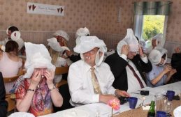 Нека се посмеем: Снимките, които показват какво става когато сватбата излезе извън контрол! img