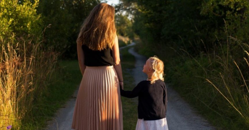 Богата майка реши да заведе дъщеричката си в родното си село – реакцията на детето ще ви остави без думи! img