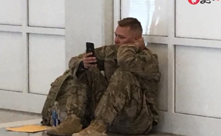 Историята на един войник на летището трогна хиляди хора по цял свят (СНИМКА) img