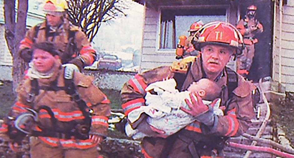 пожарникар спасява момиченце