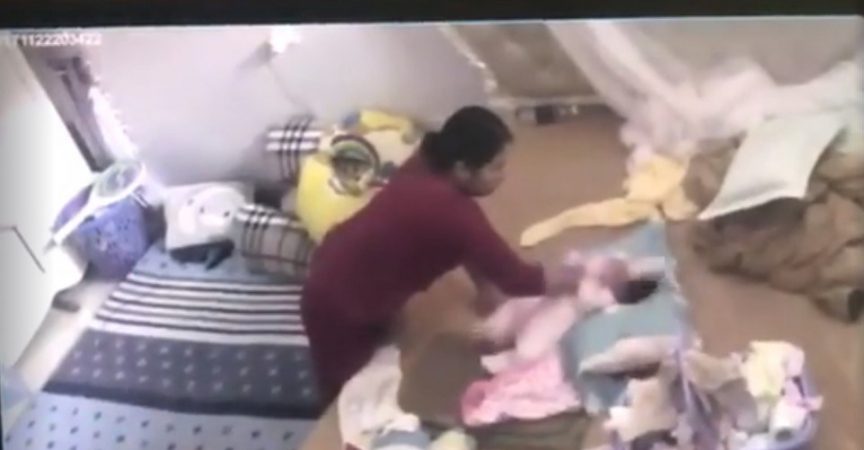 Загрижени родители сложиха скрита камера в стаята на двумесечното си бебе и останаха ужасени от видяното! Какво заслужава тази според вас? img