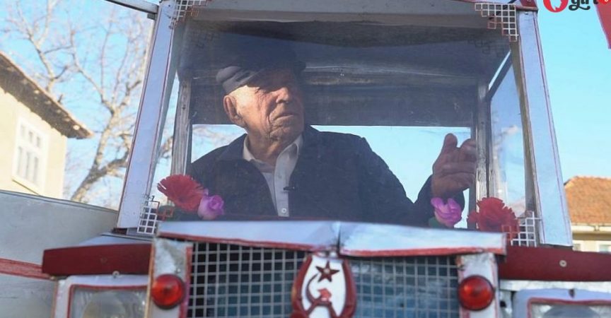 Вижте как 87-годишният дядо Тодор си направи еко-кола за 700 лв, на която дори гориво не ѝ трябва! img
