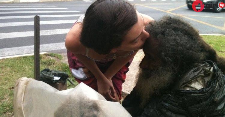 жена целува бездомник
