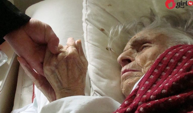 Трогателната история на една възрастна жена оставена от дъщеря си на улицата img