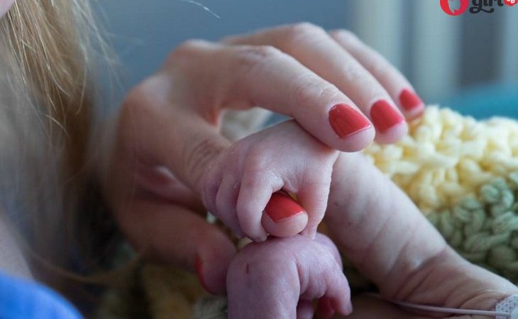 Двойка губи новороденото в болница – 4 дни по-късно, получават обаждане от медицинска сестра, която променя всичко img