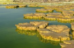 Фотограф засне уникални СНИМКИ на киселинни водни басейни, една капка от които разяжда плътта до костите img
