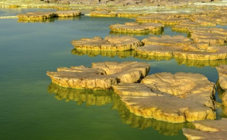 Фотограф засне уникални СНИМКИ на киселинни водни басейни, една капка от които разяжда плътта до костите img