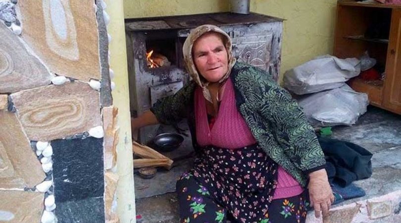 Запознайте се с Баба Юлия лекува по 50 души на ден и не иска нищо в замяна! img