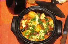 Слагам всичко- вадя от хладилника и режа! Такава вкусотия става, че всички вкъщи се радват като го сложа на масата! img
