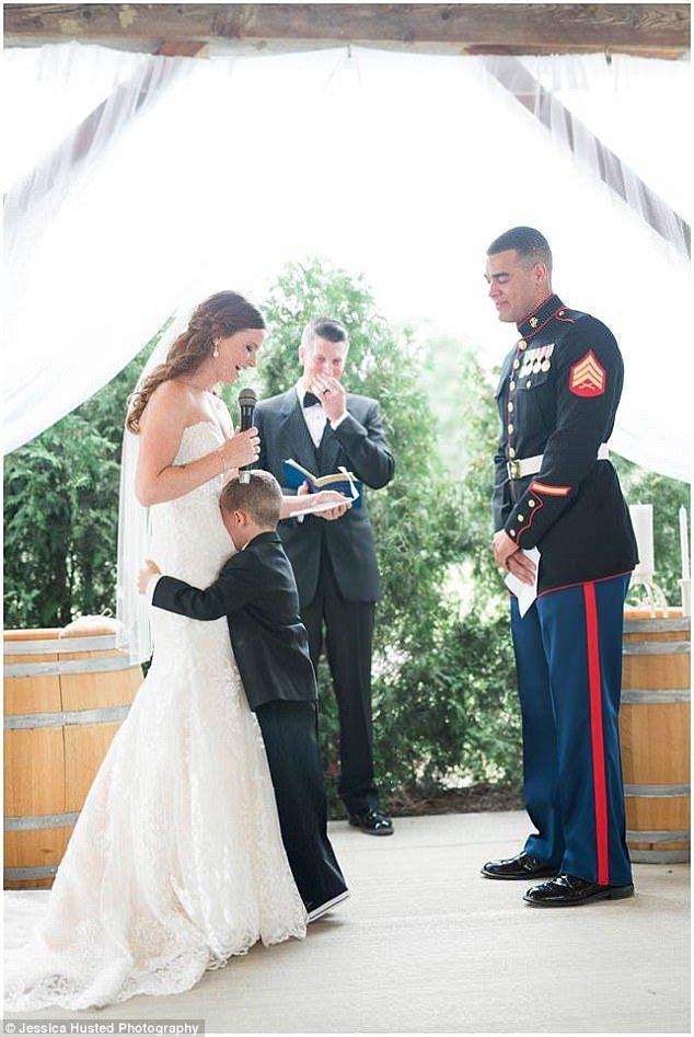 Младоженка разплака всички гости на сватбата си с трогателните думи към 4-годишния си доведен син