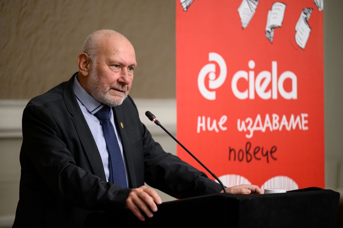 Проф. Николай Овчаров представи новото си луксозно издание „Великите